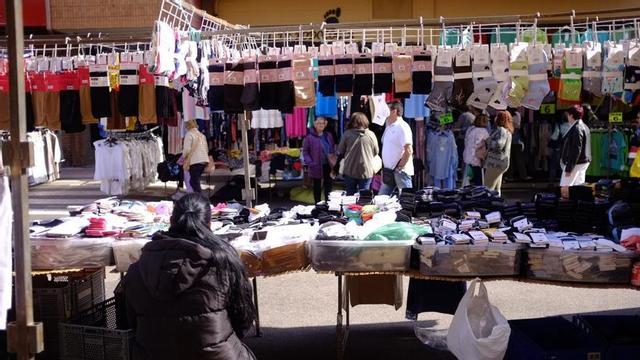 Un  puesto de venta ambulante en la Cañada de la Vizana durante la celebración del mercadillo de la ropa.