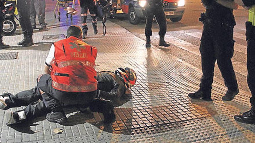 Policías y sanitarios atienden al motorista.