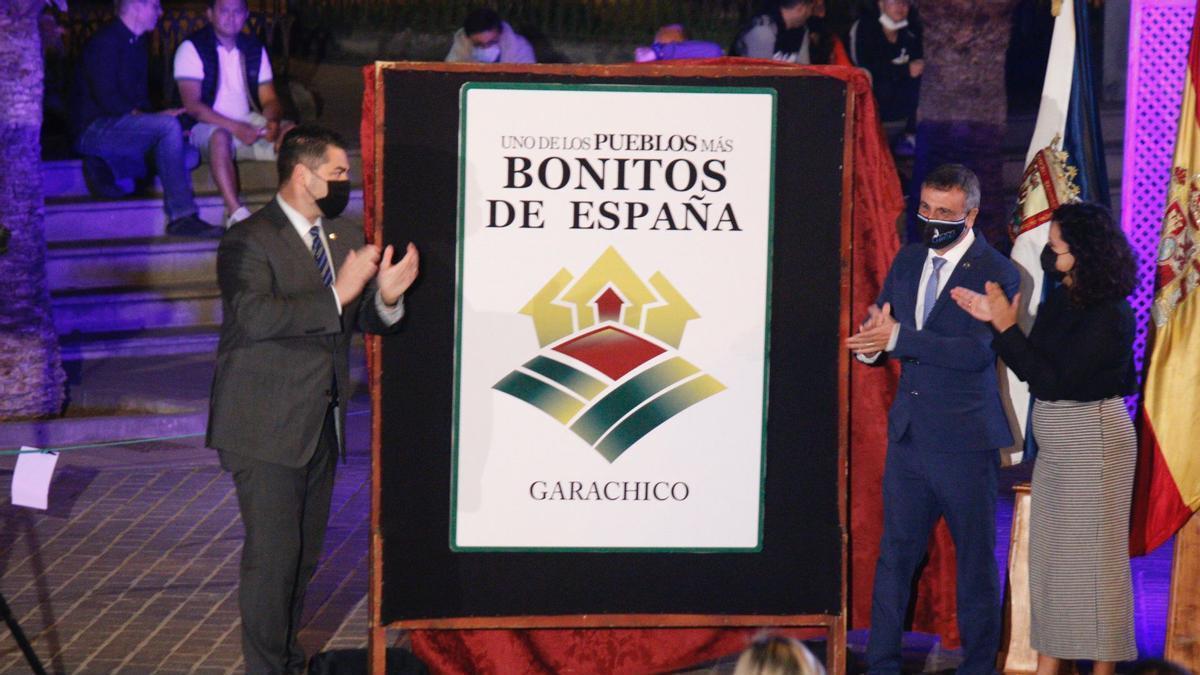 El acto de descubrimiento del cartel que acredita que Garachico es uno de los pueblos más bonitos de España