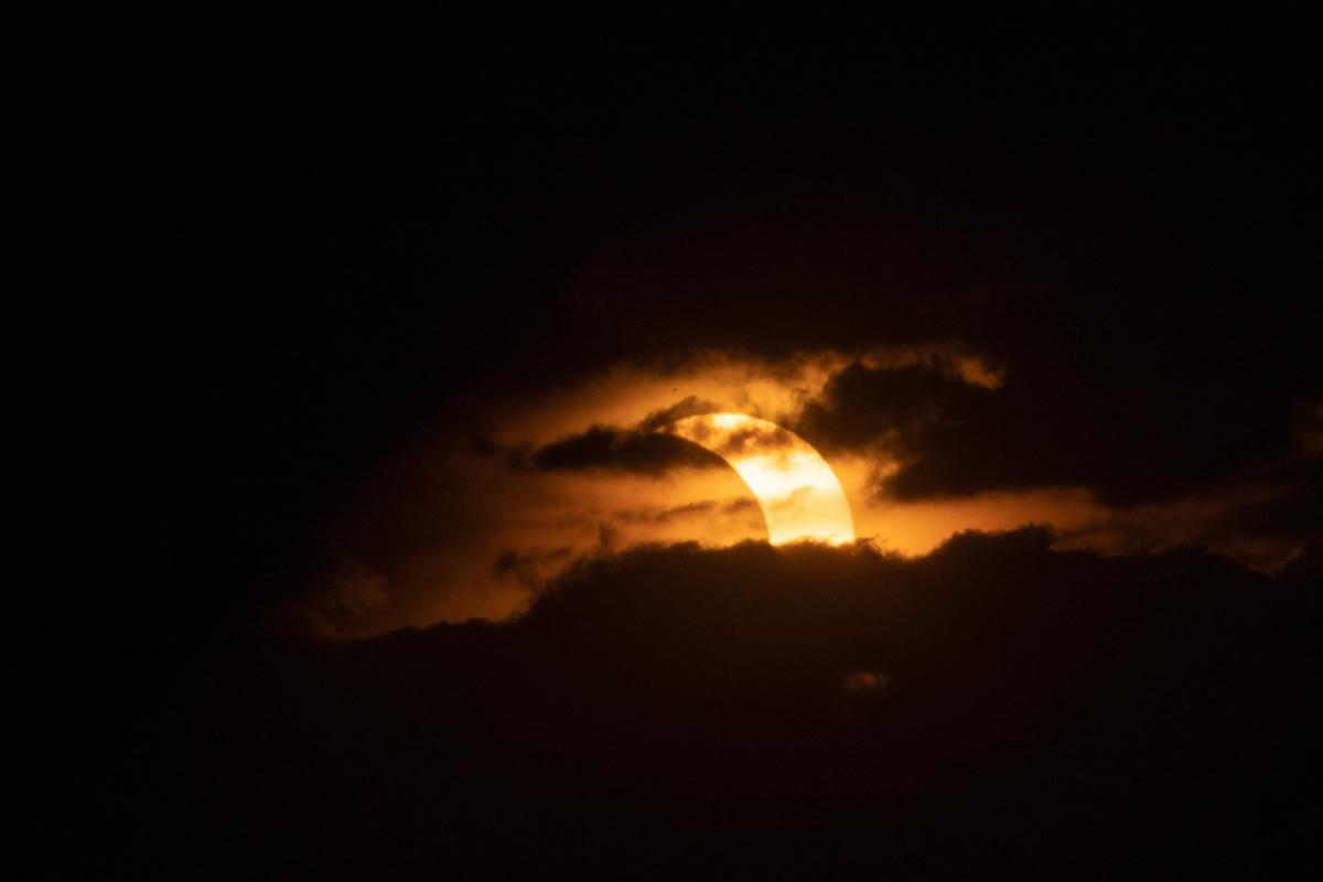 El eclipse de sol visto sobre Tobermory, Ontario. Canadá.