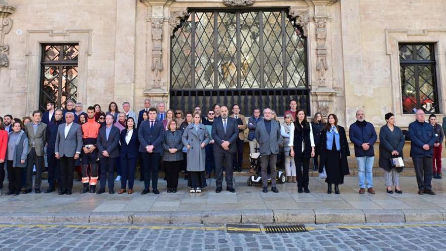 Minuto de silencio celebrado ayer en la plaça de Cort.