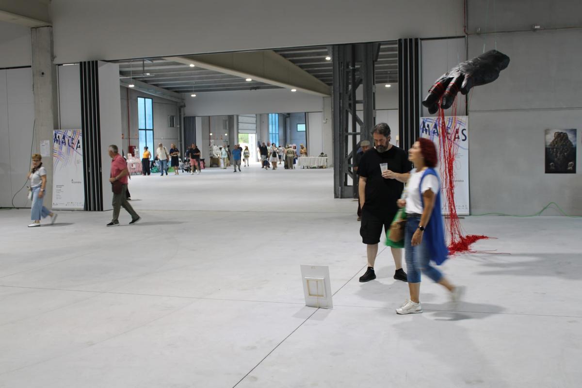 La exposición de arte escolar (Maceas), con obras instaladas en la zona cerrada de los Talleres.