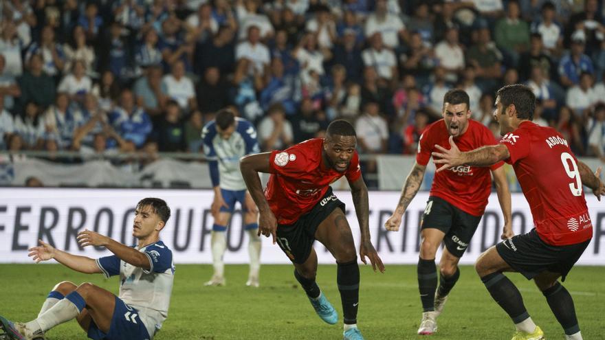 Los jugadores del Mallorca celebran su tanto.