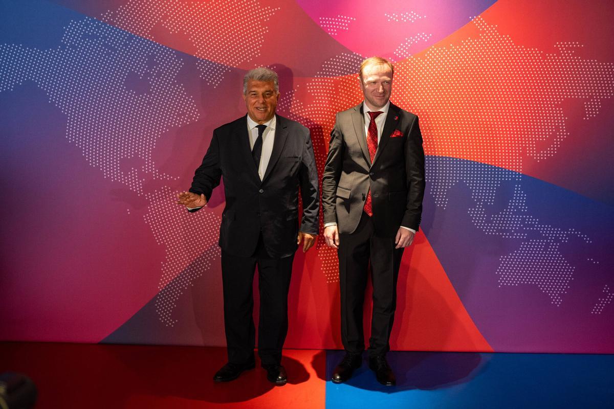 BARCELONA 10/04/2025 Deportes. Joan Laporta. Presentación Barça Mobile. Especial atención a las fotos de Ruslan Birladeanu, CEO de New Era. En el Barça Immersive Tour (museo). FOTO de ZOWY VOETEN