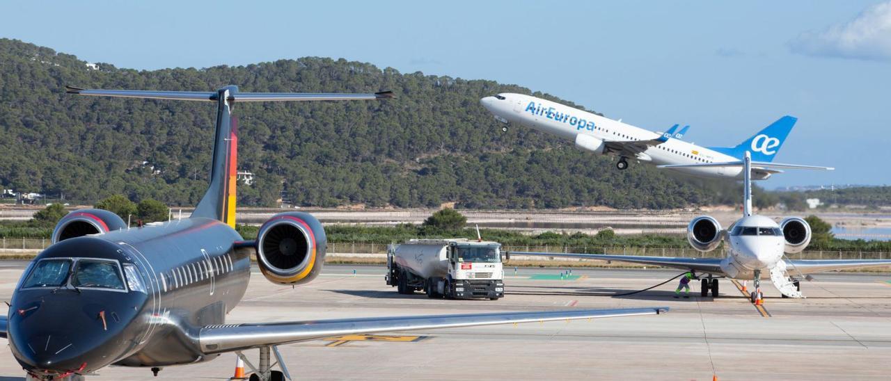 Dos ‘jets’ privados y, al fondo, un avión de línea regular despega del aeropuerto de Eivissa, este verano. | VICENT MARÍ