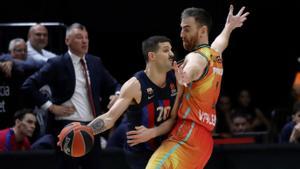 Laprovittola, defendido por Claver, este viernes en el partido disputado en La Fonteta. 