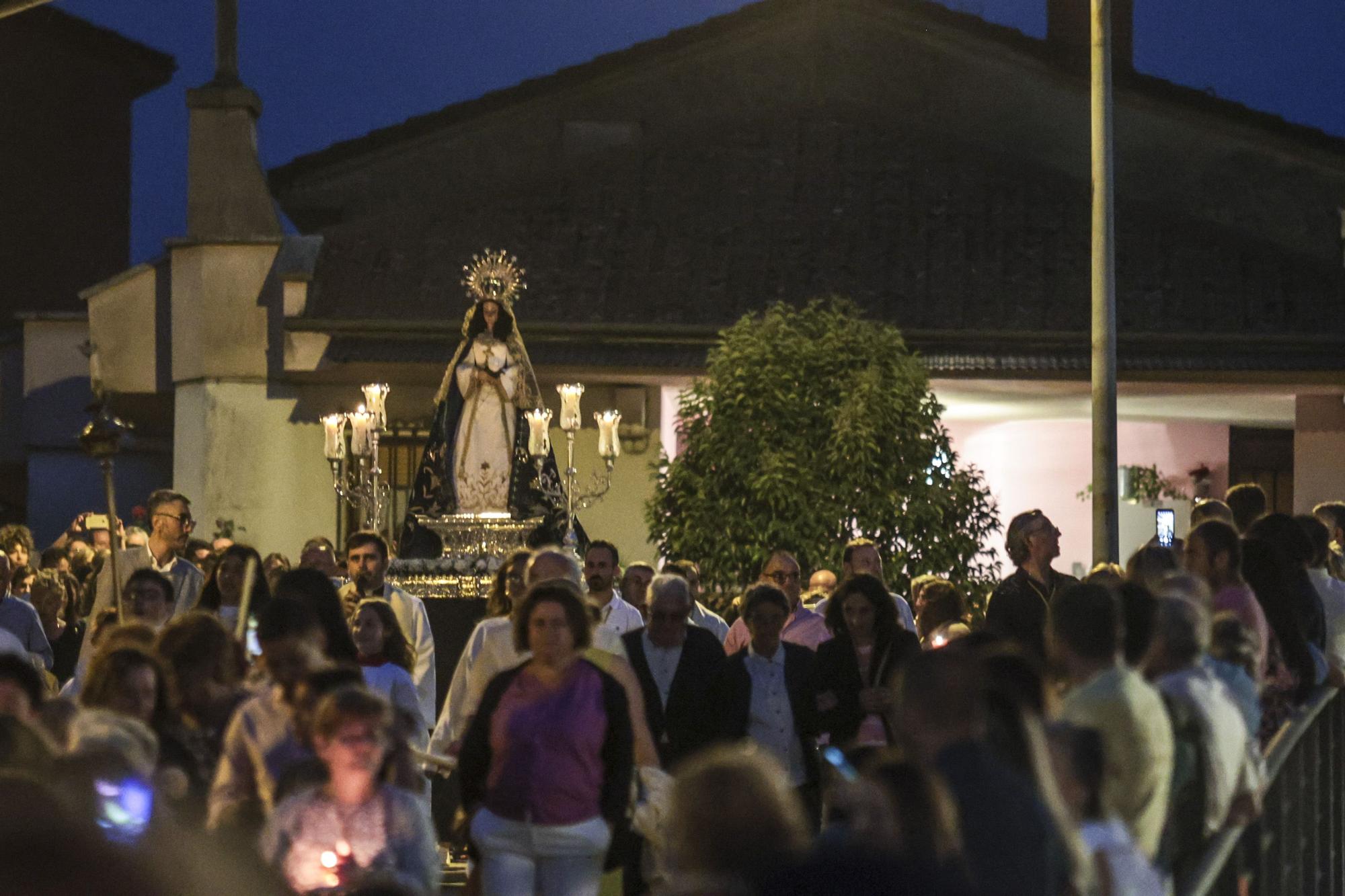 Así fue la procesión de la virgen del Otero que iluminó la noche de Pola de Laviana