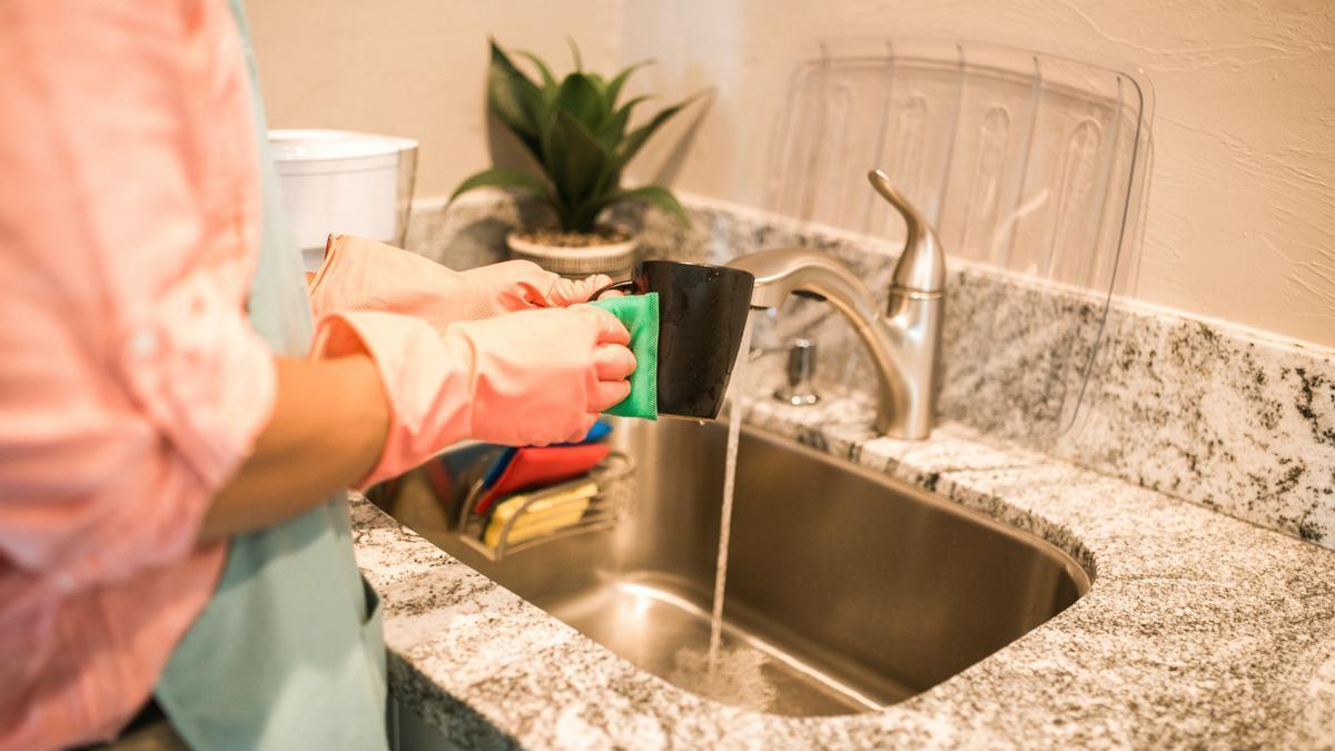 7 formas de utilizar agua oxigenada en la limpieza de tu hogar - Mejor con  Salud