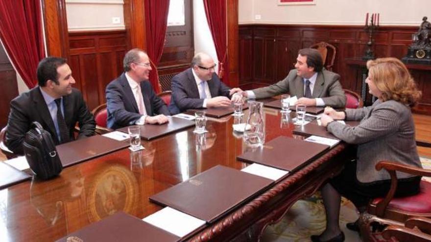 Reunión de Negreira y Cid, en marzo, con los responsables de Turkish Airlines. / la opinión