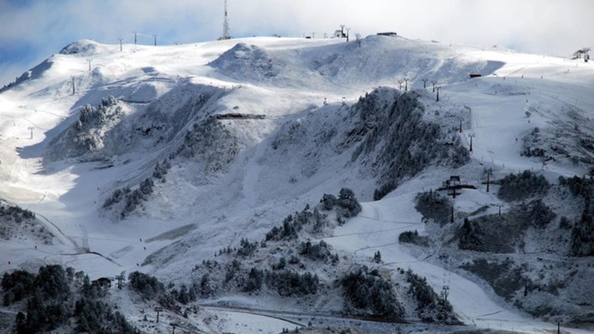 La nieve cubre la estación de esquí de Baquèira Beret, este martes.