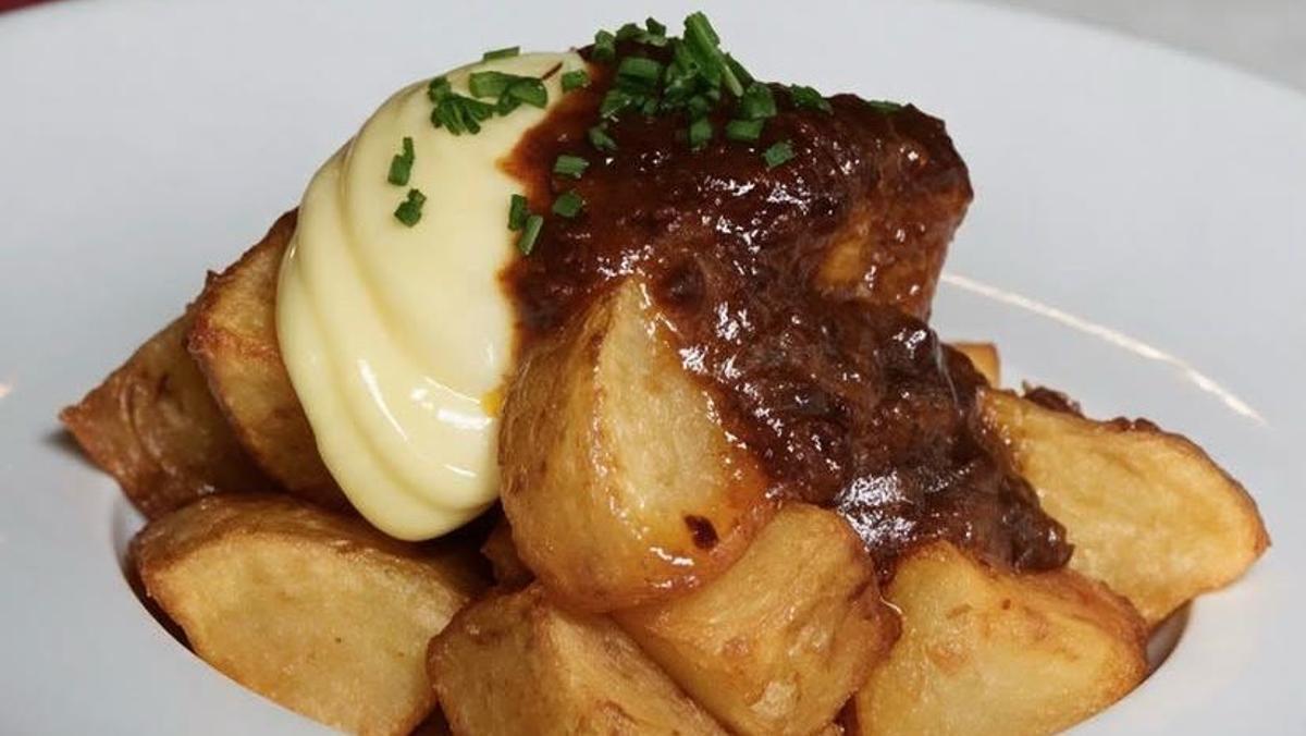 Las patatas bravas de El Sortidor de la Filomena Pagès, las mejores de Barcelona según el jurado del Bravas Fest 2026.