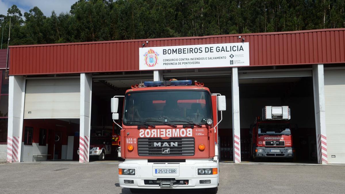 Imagen de archivo de un camión de bomberos en el parque de Ribadumia