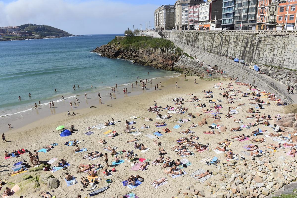 Playas llenas en A Coruña este lunes, 6 de abril, con termómetros que alcanzan los 29 grados.