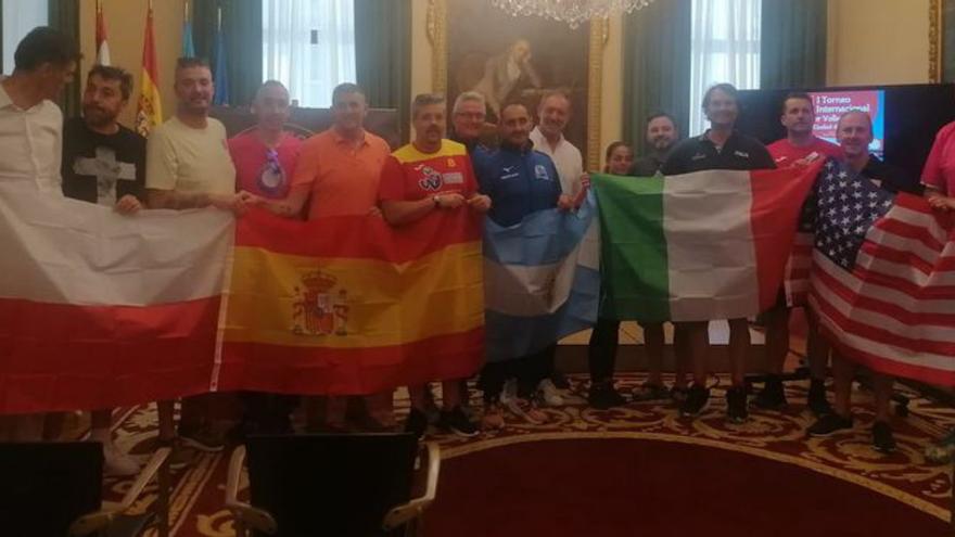 Asistentes a la presentación, ayer, en el Ayuntamiento de Gijón. | LNE