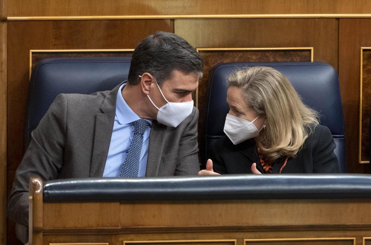 Pedro Sánchez y Nadia Calviño dialogan en el Congreso.