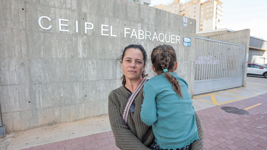 Una madre y su hija afectada por la falta de fisioterapeutas en el colegio El Fabraquer
