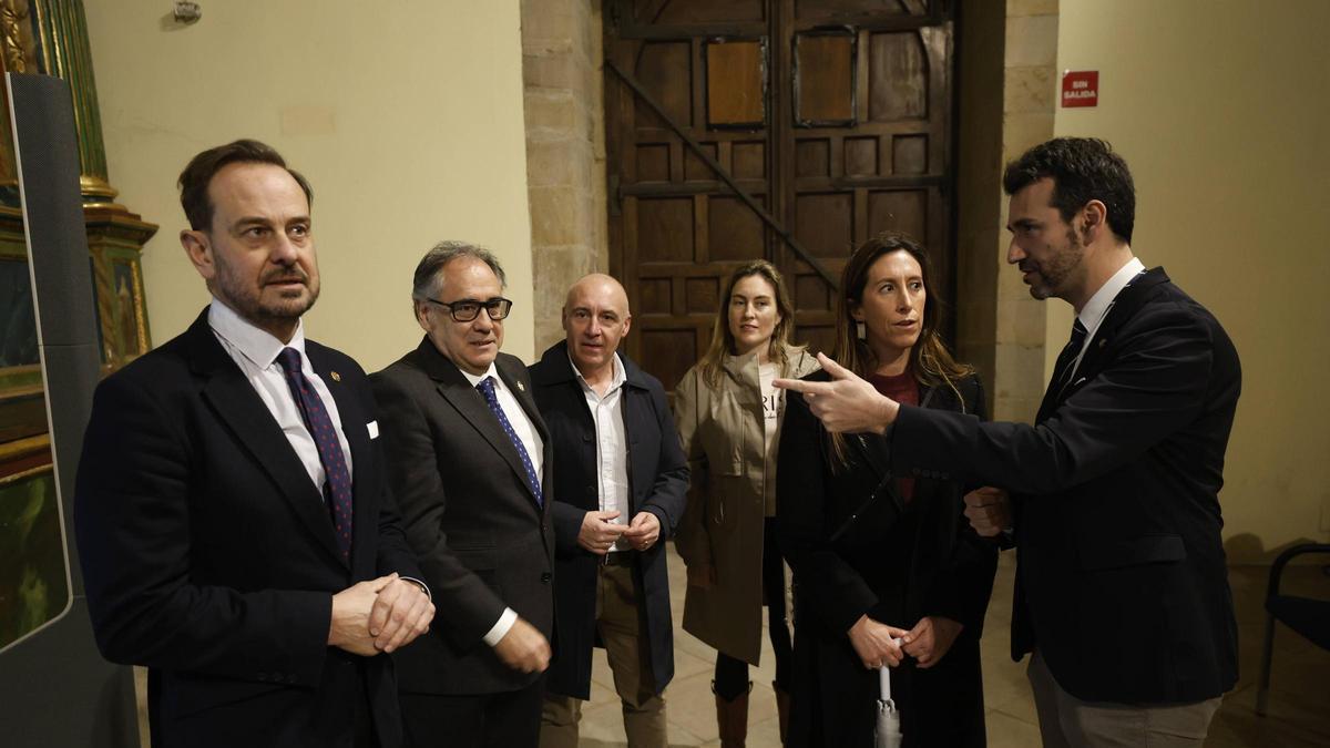 EN IMÁGENES: La localidad vallisoletana de Medina de Rioseco presenta su Semana Santa en Gijón