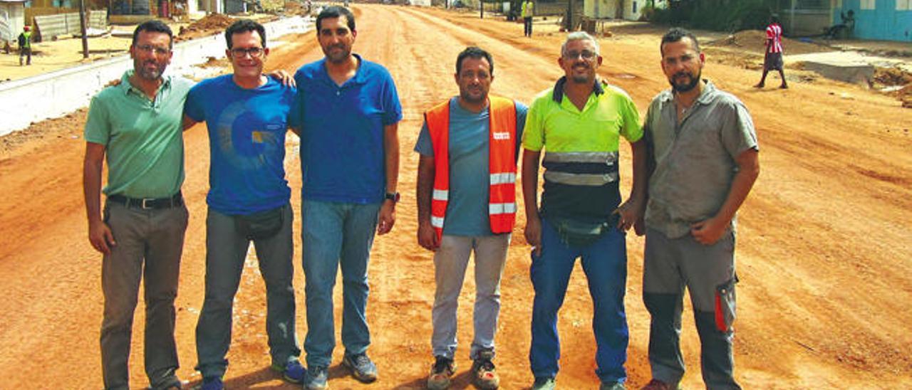 Paco Trujillo, Francisco Santiago, Norberto García, Carlos Javier Hernández, Francisco Javier Díaz e Ibrahim González, en la carretera que están construyendo en Kolda.