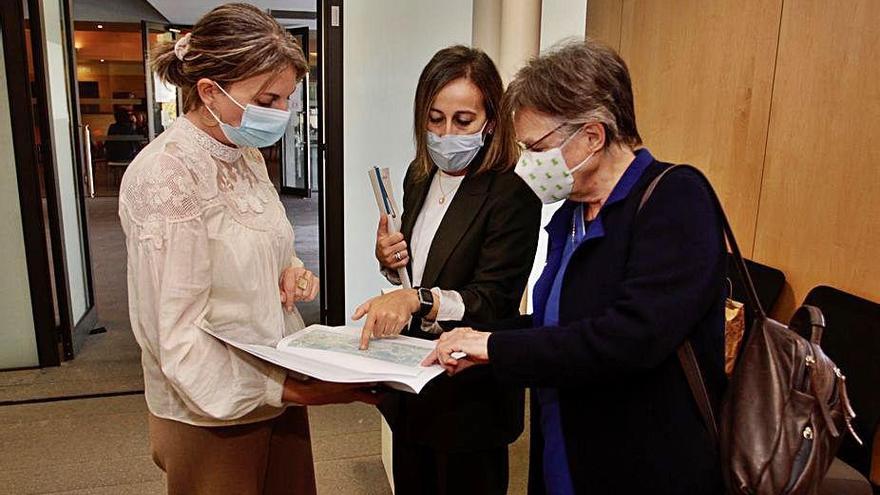 Luisa Piñeiro, Ethel Vázquez y Jeanne Picard consultan el proyecto.