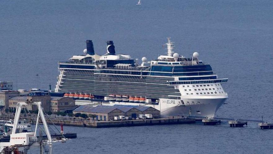 Primera de las dos escalas del &quot;Celebrity Eclipse&quot;  |  De 317 metros de eslora, atracó ayer con 3.000 pasajeros a bordo procedentes de Southampton y en ruta a Madeira y Canarias. Su naviera, Celebrity Cruises, redujo este 2015 su presencia en Vigo, donde en los últimos años hacía unas seis escalas, debido a que dejó de operar en otoño su famoso &quot;crucero del vino&quot;. Informa: Fco. Díaz Guerrero.