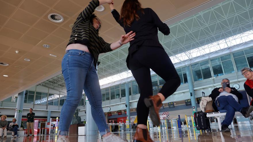 Sonaron y se bailaron versos por toda la región: del Aeropuerto a Bermiegu, pasando por Avilés