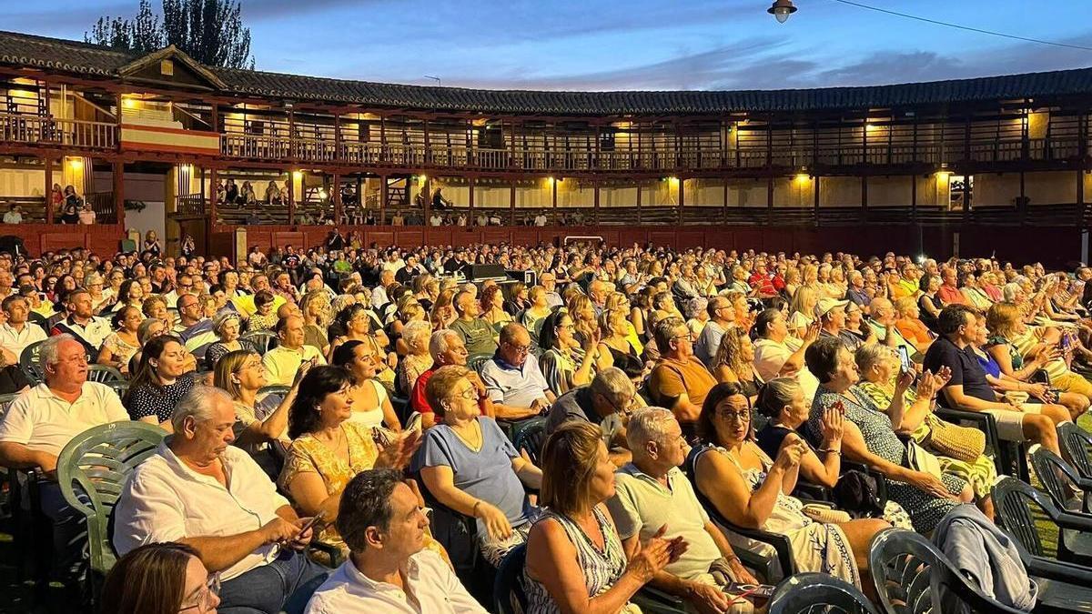 Jimenos Band y La Lira llenan el ruedo de la Plaza de Toros con un tributo sinfónico a Sabina
