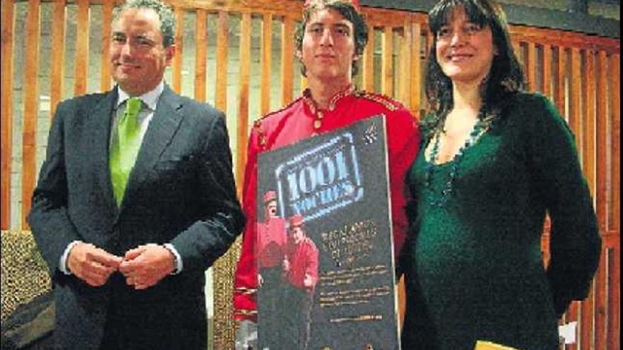 Javier Luri, presidente de los hoteleros, &quot;Sacarino&quot; y la edil García-Romeu, ayer en la presentación de la campaña