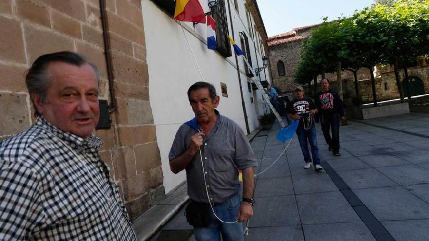 Miembros de la Cofradía del Carmen, ayer, decorando la calle de San Francisco.