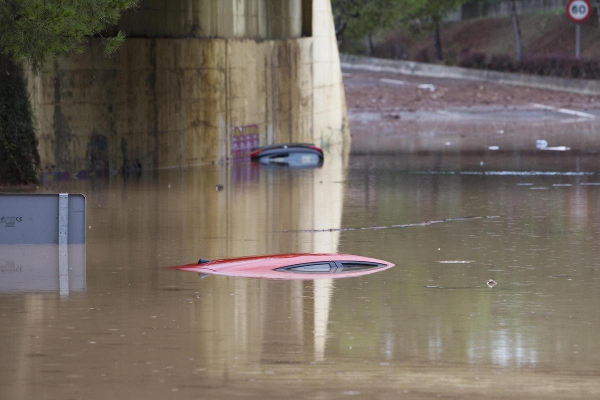 Coches cubiertos por el agua en un temporal hace casi una década.