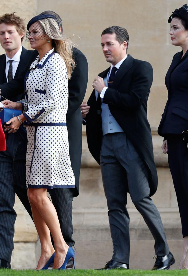 Kate Moss con vestido blanco con lunares azul marino en la boda real de Eugenia de York