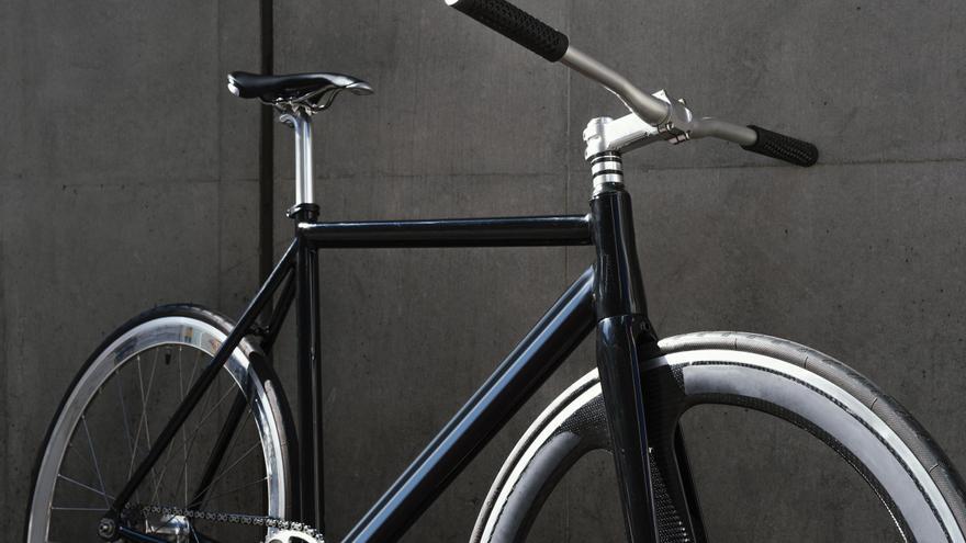 La Ley de Propiedad Horizontal lo deja claro: aparcar la bici en el rellano es ilegal pero hay alternativas