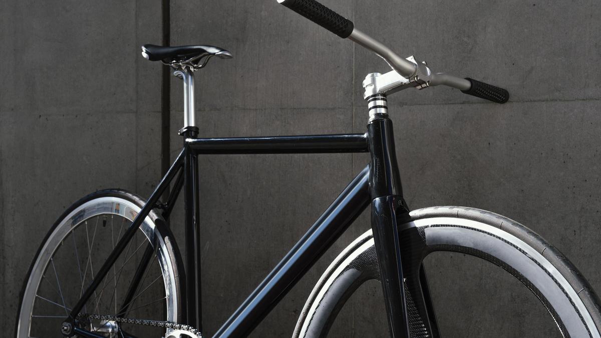 La Ley de Propiedad Horizontal lo deja claro: aparcar la bici en el rellano es ilegal pero hay alternativas.