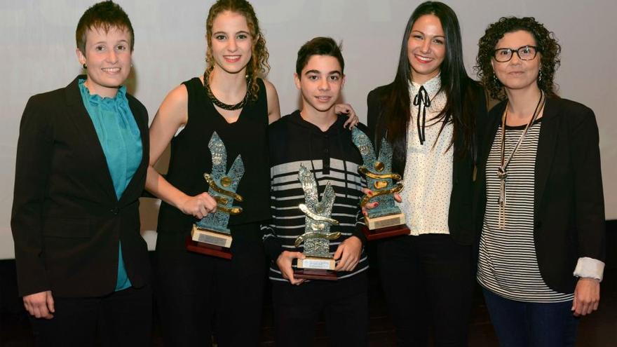 Zaira Martínez, Sandra Cabel, Iván Soriano, Carla Allueva y la alcaldesa Isabel Martín.