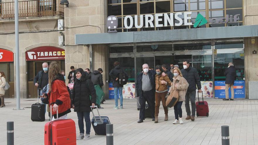 Usuarios de transporte ferroviario saliendo de la estación ourensana.   | // I. OSORIO