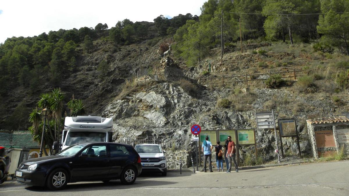 Vehículos llegados desde todos los rincones de Andalucía se han dado cita durante las últimas semanas, en los puntos de partida de numerosas rutas senderistas que forman parte del nuevo Parque Nacional.