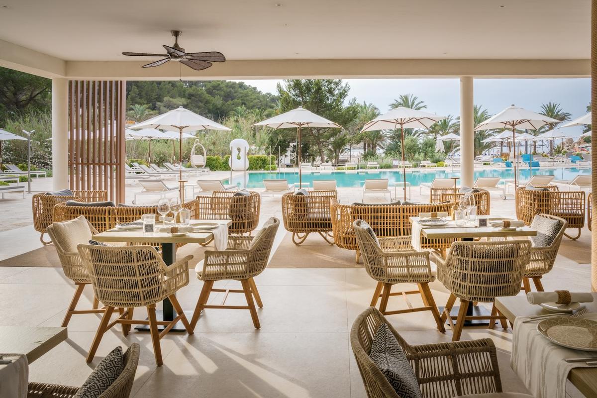 Restaurante La Savina, con vistas a la piscina.