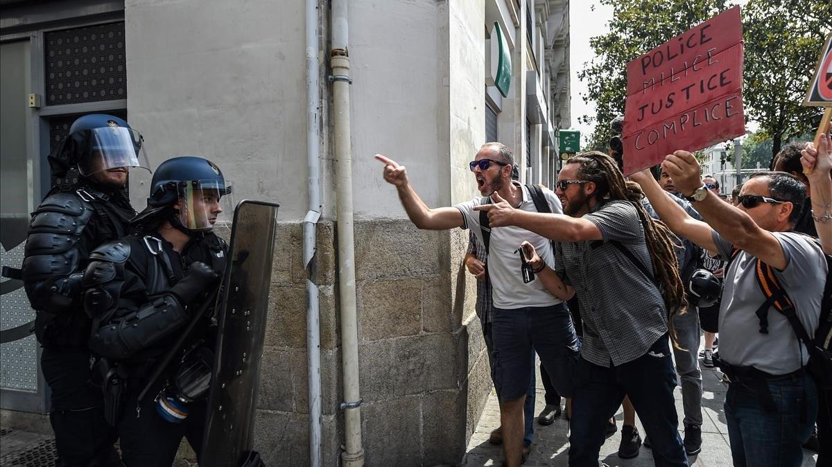 zentauroepp49315103 topshot   people confront riot mobile gendarmes in nantes on190803201935