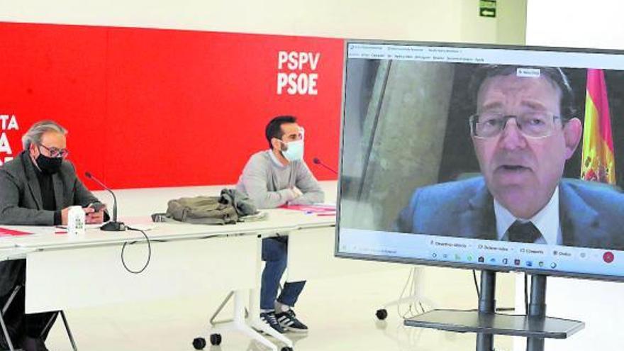 Puig, en la pantalla, en una reunión de la ejecutiva del PSPV, con Mata y José Muñoz. | F.CALABUIG