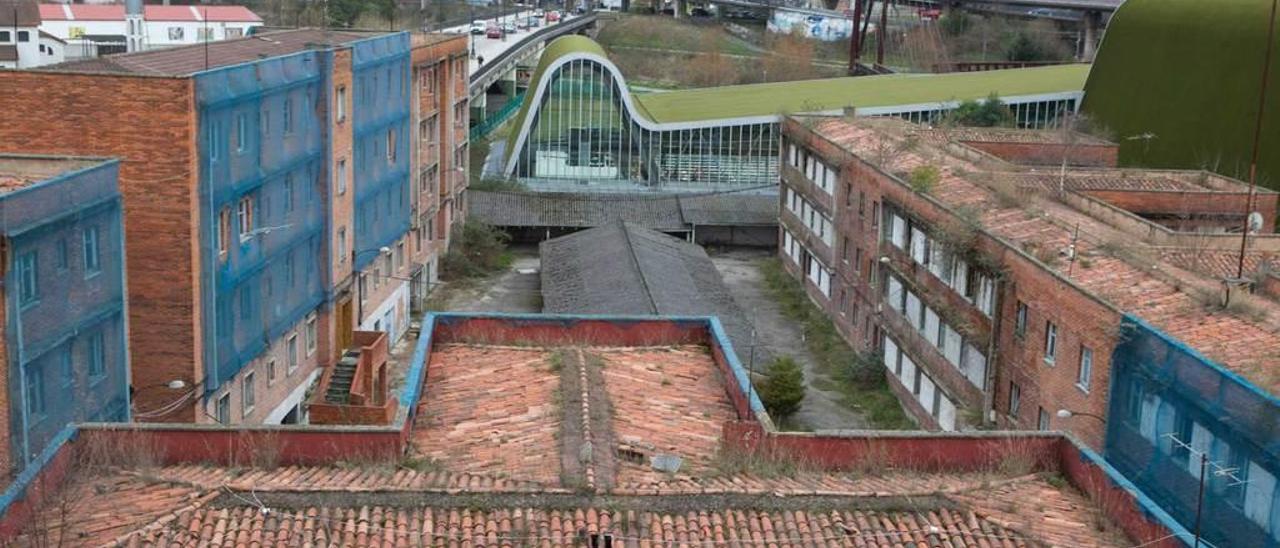 Las instalaciones del antiguo cuartel de la Guardia Civil de Langreo.