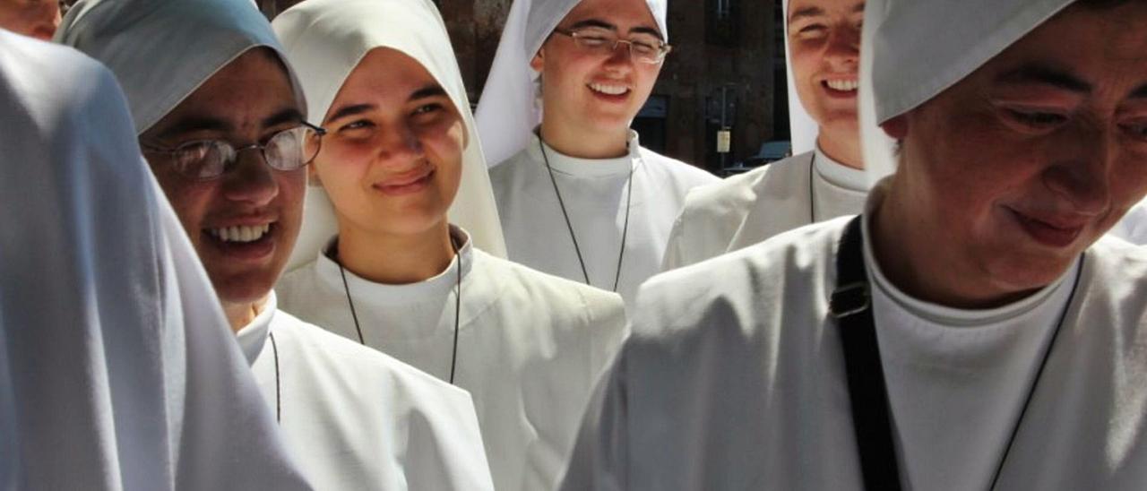 Las cuatro monjas que se incorporan a la iglesia de San Nicolás, junto a su directora. | LNE