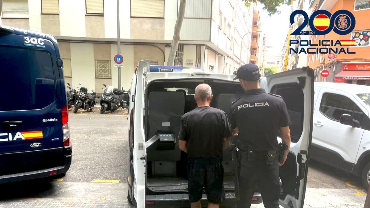 Un policía custodia al presunto ladrón en Palma.