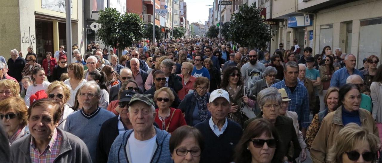 Una de las multitudinarias manifestaciones por la mejora de la sanidad en O Grove. |   // FDV