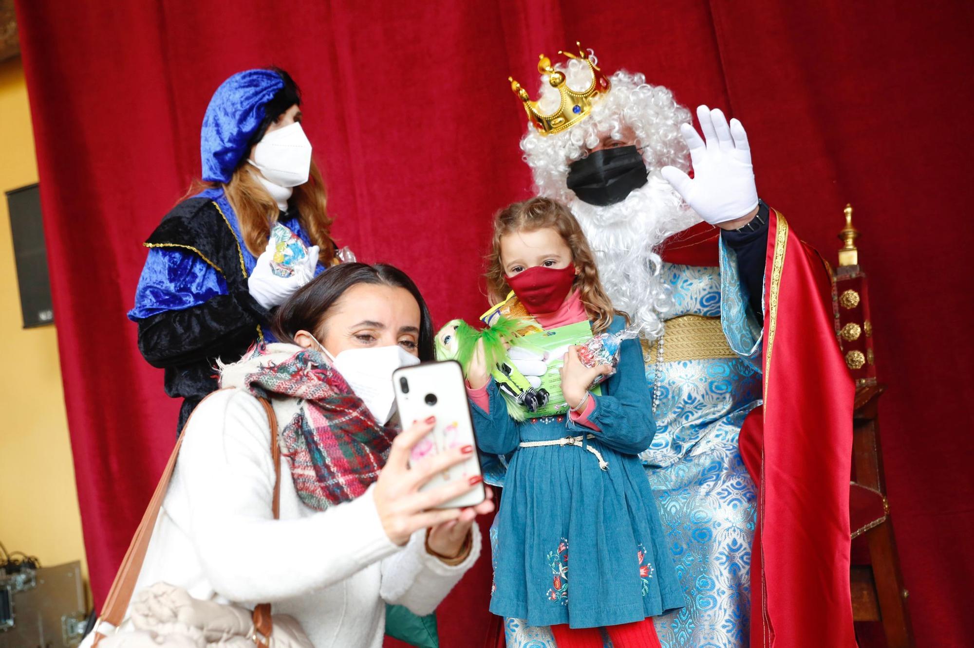 Los Reyes Magos reciben a los niños de Córdoba en el Patio de los Naranjos