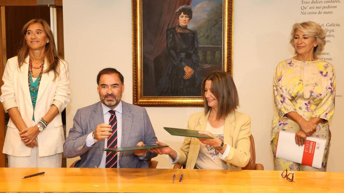 O primeiro desacordo entre PP o PSOE polo galego tarda unha hora en aparecer desde a firma do documento