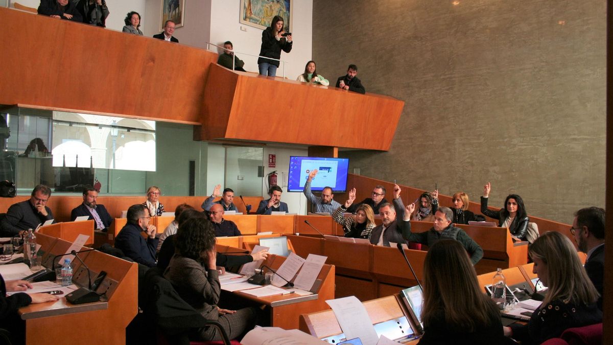 La bancada del Partido Popular se abstenía a la regulación de las distancias de las instalaciones porcinas.