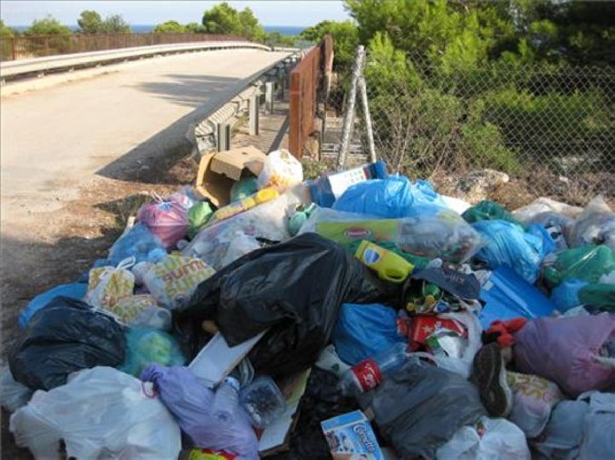 Falten contenidors a la Punta de lÀliga.Els veïns de la zona de la Punta de l’Àliga, a L’Ametlla de Mar, ens veiem afectats per la falta de contenidors per dipositar les escombraries. L’ajuntament ha canviat els contenidors (un aspecte positiu), però, al mateix temps, ha eliminat diversos punts de recollida, malgrat els impostos que paguem, rigorosament, els veïns de la zona.