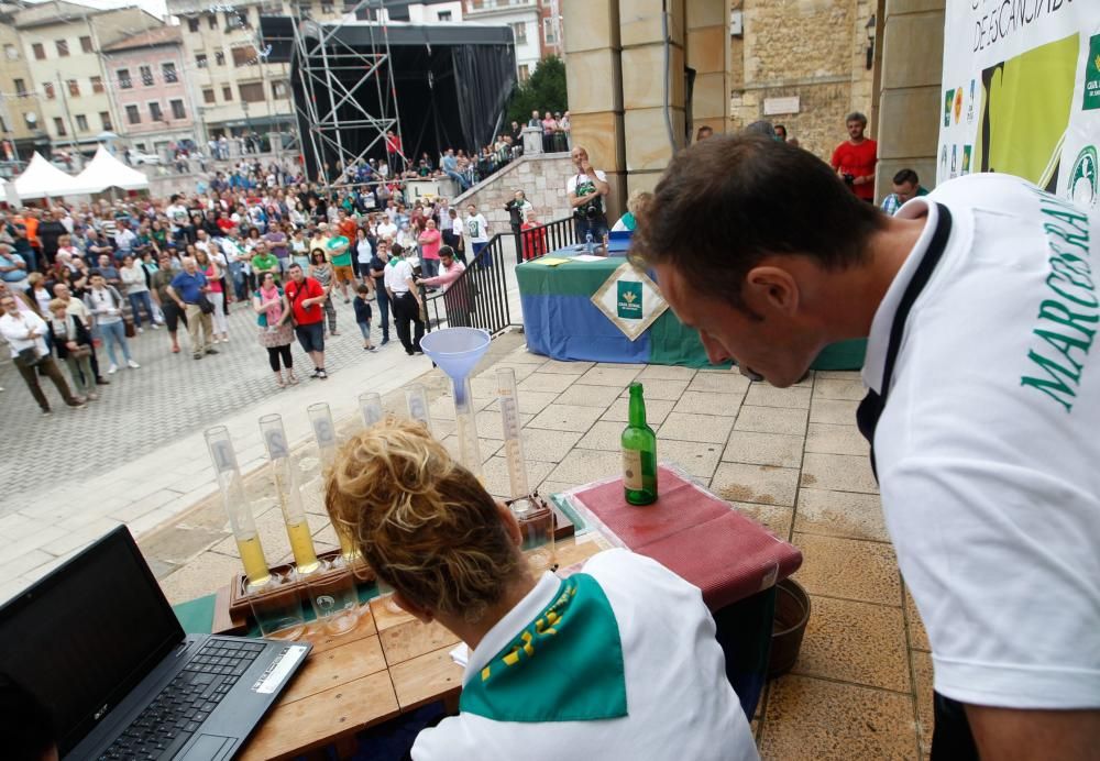 Concurso de escanciadores del Festival de la sidra de Nava