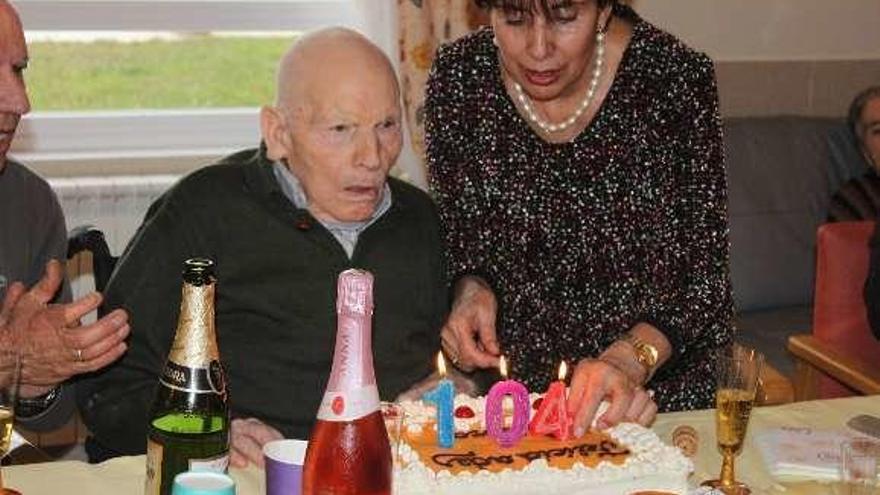 Isidoro del Buey celebrando sus 104 años con la familia.