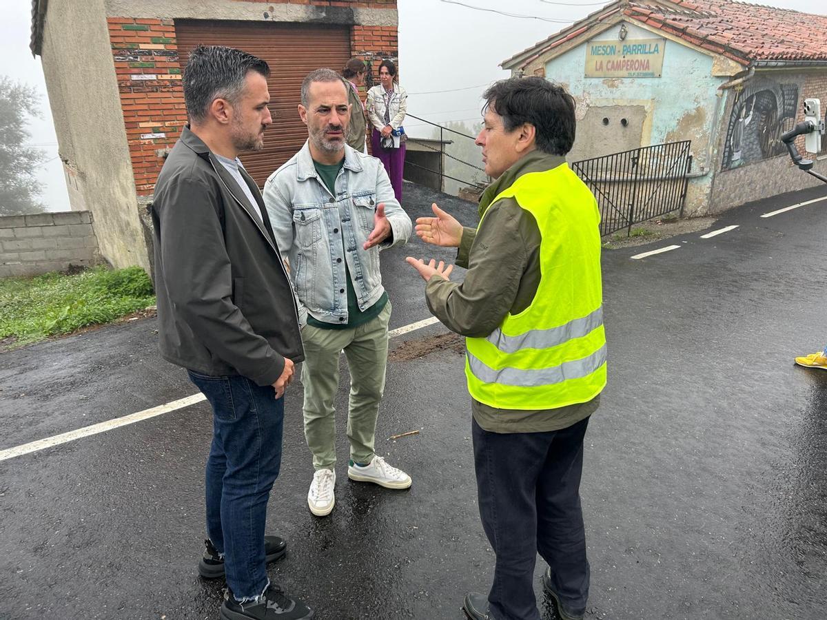 Jorge García, Ángel García "Cepi" y Manuel Serrán charlan en la finalización de las obras de reforma integral de la SI-13 entre La Camperona y Candín.