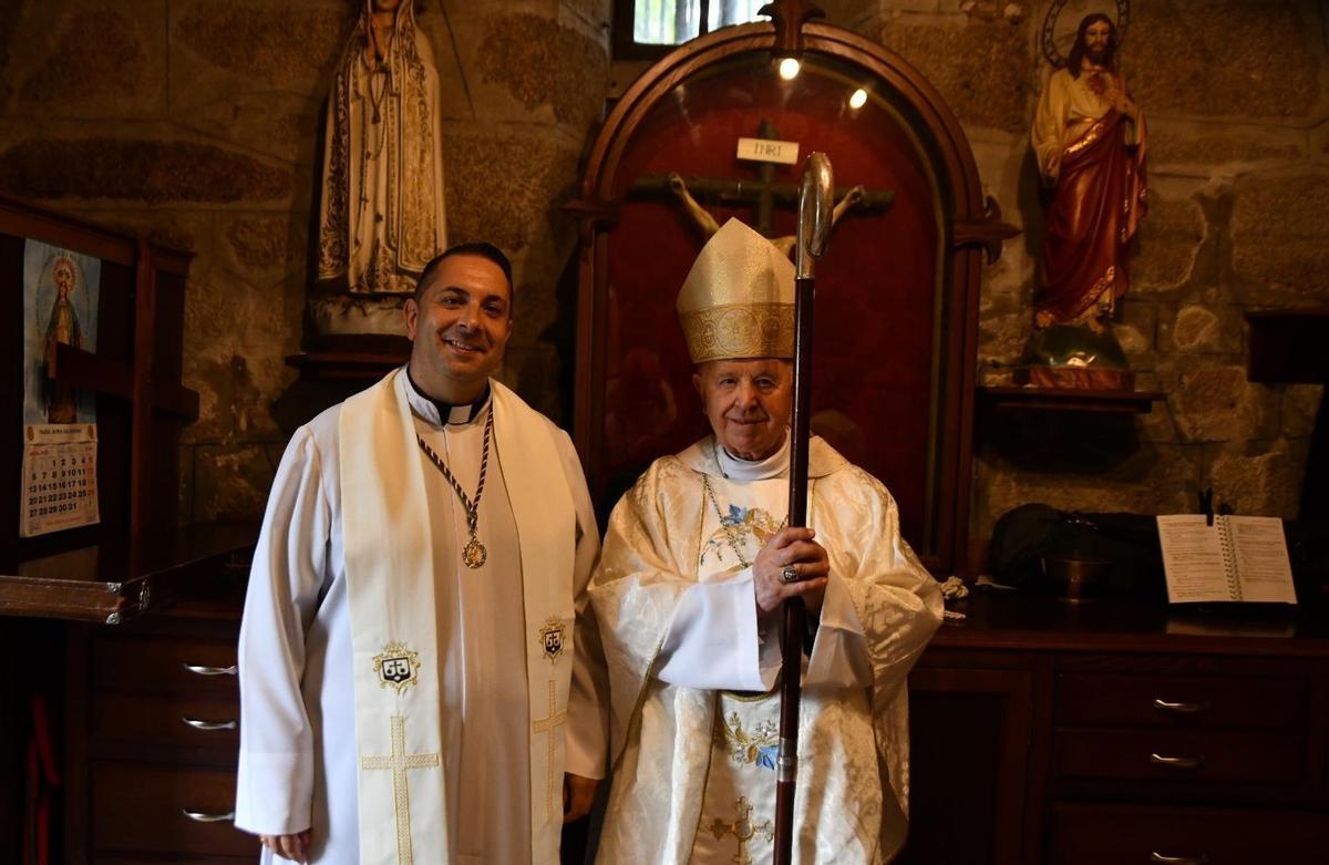 Monseñor Barrio y el párroco Juan Ventura Martínez.
